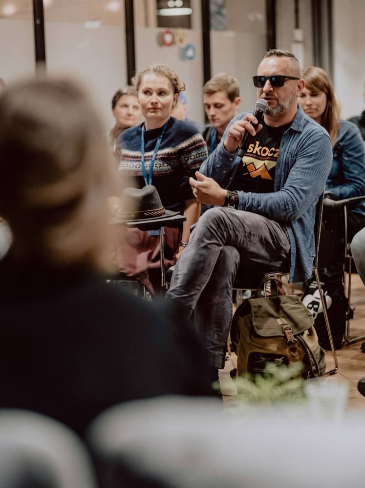 Rafał, autor kursu, z mikrofonem na spotkaniu
