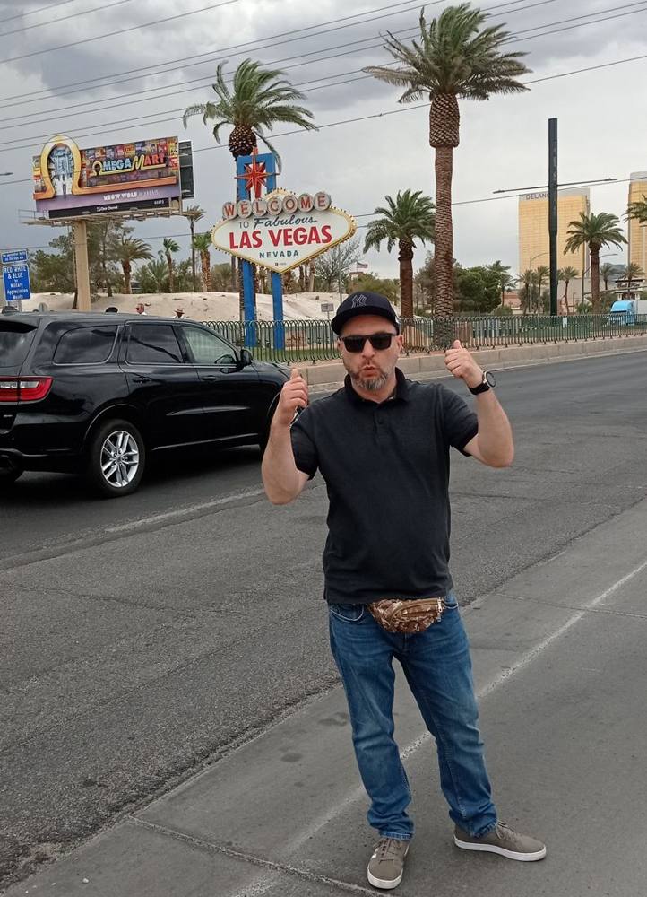 Rafał pod tablicą Welcome to Fabulous Las Vegas