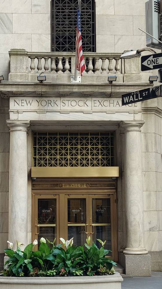 Wejście do nowojorskiej giełdy przy Wall Street 11
